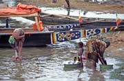 Cleanup at Niger river, S�gou city. Mali.