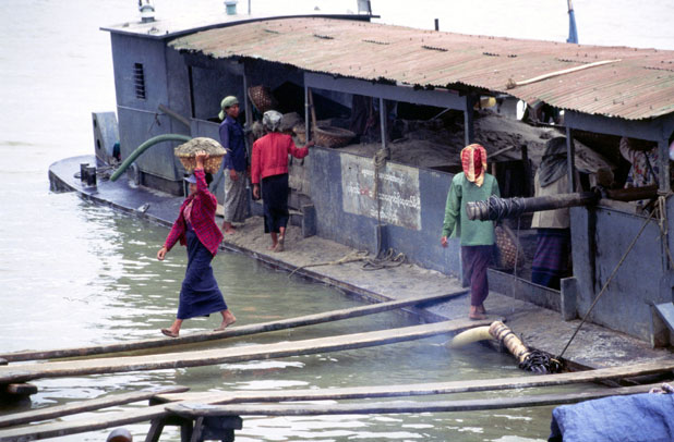 Ship unloading. Mandalay. Myanmar (Burma).
